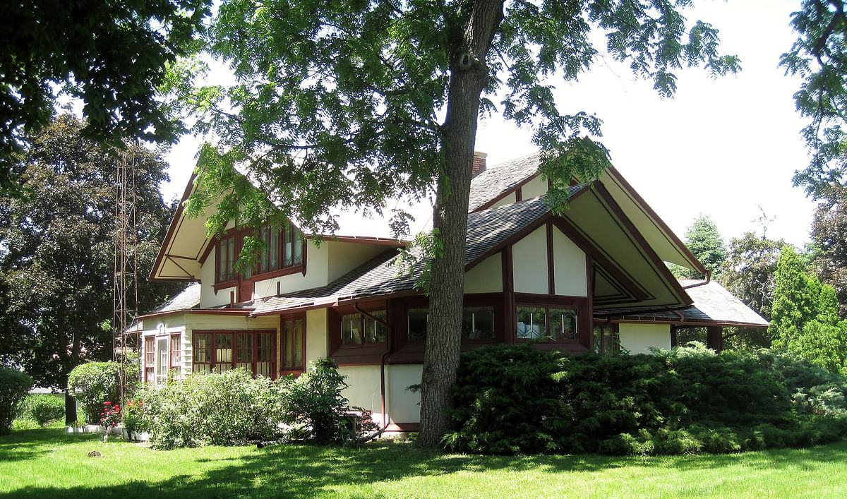 Frank Lloyd Wright's early Prairie-style design lists for $779,000 in Illinois