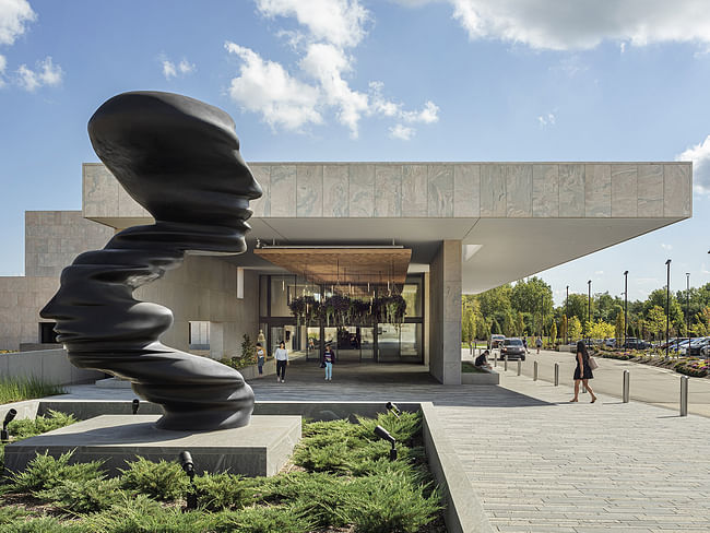 Image of Tony Cragg’s ‘Bent of Mind' sculpture at the entrance of the sculpture garden and park. Image © Michael Moran/Courtesy of TWBTA