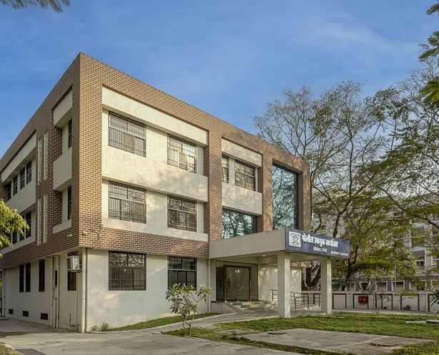 DCP Office, Bhiwandi: Designed keeping administration in mind, this government structure completed in record time was visualised in formal tones that aligns with Maharashtra Police Housing and Welfare. The façade features a brick wall that is optimised in plaster and paint, with glass that breaks the monotone of the massing.