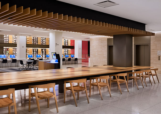 The reading areas extend from the atrium to the Fifth Avenue facade, and have bespoke reading tables assembled in situ, many supported by the building’s original steel frame. These oak-surfaced tables stretch up to 20 meters (66 feet) in length. Readers at these tables sit in chairs designed in collaboration with Thos. Moser exclusively for NYPL branch libraries. Image copyright by John Bartelstone