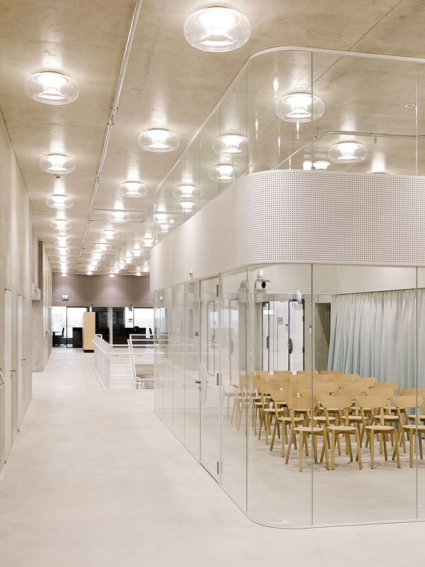 ©Daisuke Hirabayashi Lecture room on one of the laboratory floors.