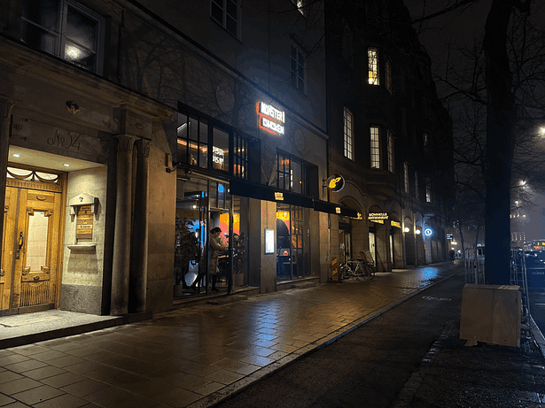 Monster Chicken is located at Birger Jarlsgatan 34, 114 29 Stockholm, Sweden.