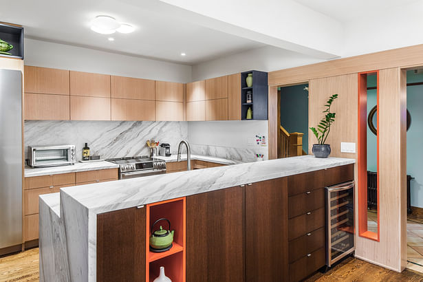 Kitchen with built in niche displays Photo: Steven Evans Photography