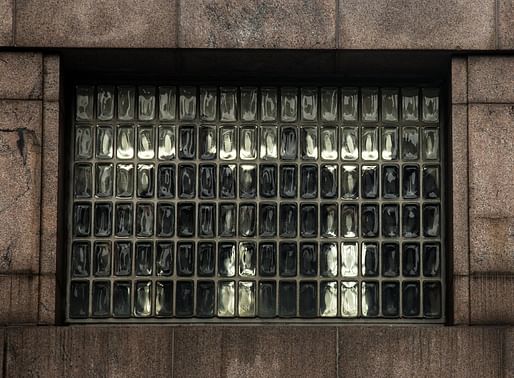 Detail view of the Manhattan Detention Facility in New York City. Photo courtesy of Flickr user <a href="https://www.flickr.com/photos/dmtnyc/41308143045"> Doug Touretsky.</a>