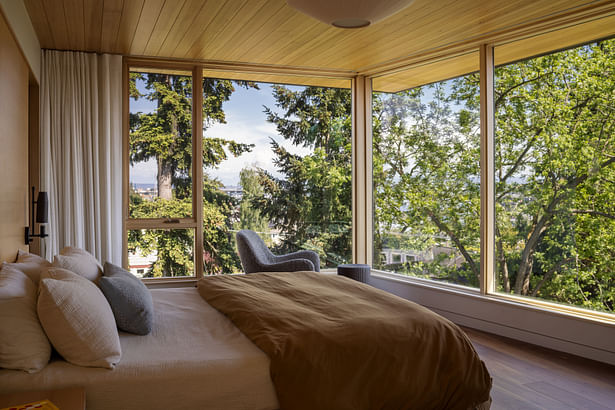 Trees give privacy to the upper level bedrooms. Photography: Andrew Pogue Photography