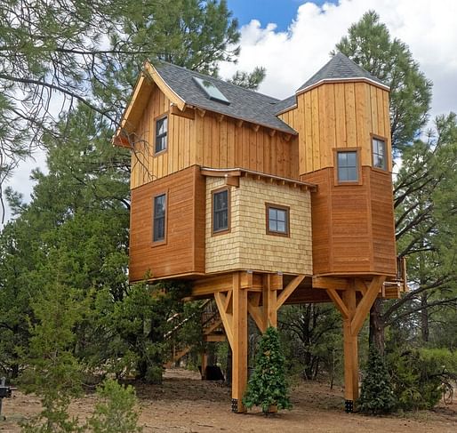 The Meyers Treehouse in Arizona by Treecraft Design-Build. Image via: <a href="https://www.instagram.com/treecraftdesignbuild/?hl=en">Treecraft Design-Build / Instagram </a>.