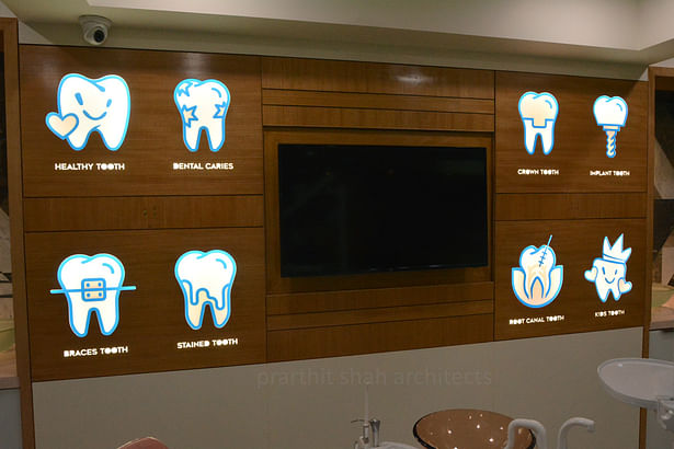 Feature Wall There was already available setup of huge open waiting area outside the main clinic space, only clinic logo wall was added to this area#dentalclinicindia #dentalphotography #dentistrylife #dentistas #clinicdesign #organicinterior #dentalofficedesign #dentalclinicinterior #clinicinteriordesign #dentalofficedecor #dentaloffice #dentallogo