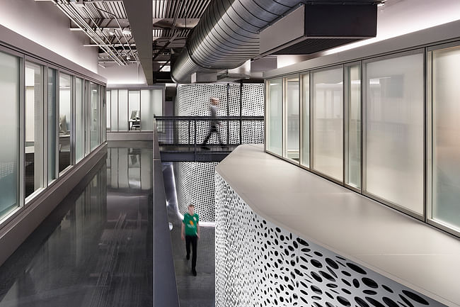 A floating bridge connects the rooms and spaces on the second floor of Pratt Institute’s Film/Video Department Building. Photo credit: Alexander Severin RAZUMMEDIA 