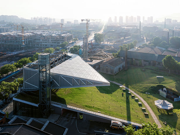 Building massing is divided into two，green park is completely open © 是然 schranimage