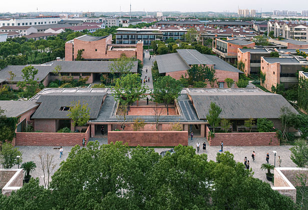 A low-density campus where people can meander©Su Shengliang