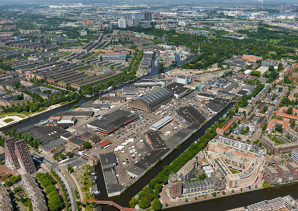 Today, the site is a jumbled ensemble of high fences, shed roofs and a closed gate; it is undergoing a large-scale transformation. 