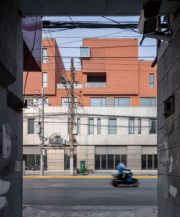 17 Look at the architecture from the alley- Liangshan Photography Studio