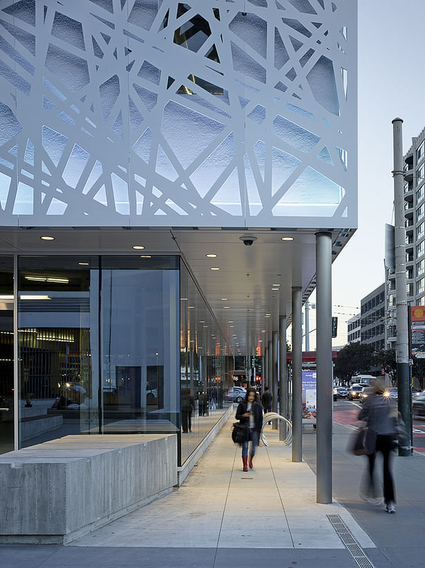 690 Folsom Street sheltered walkway