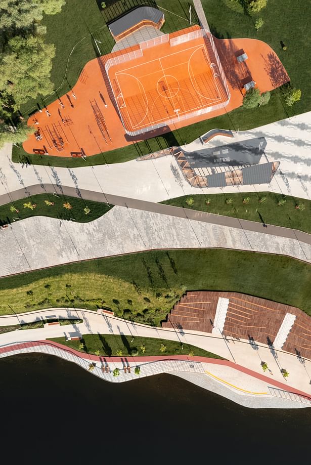 The main goal was to create a vibrant waterfront for the citizens of Krasnogorsk while at the same time providing the residents of the nearby apartment buildings with a safe walkable green space to replace the lacking courtyards