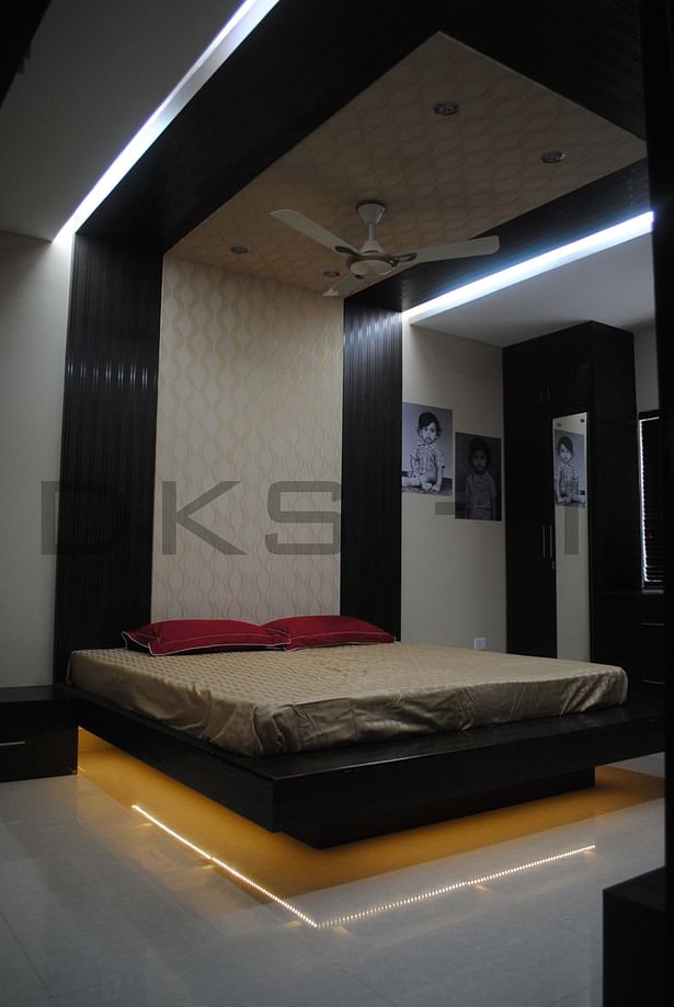 Master bedroom - Floating cot design - white light