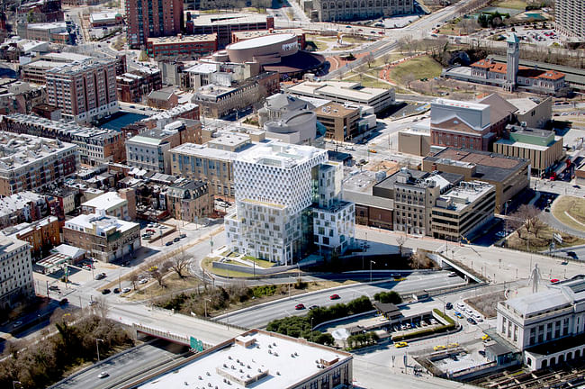 John & Frances Angelos Law Center; Baltimore by Behnisch Architekten and Ayers Saint Gross. Photo Credit: Construction Trades Services, Inc / Theresa Tomasini