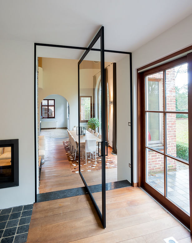 Central pivot glass door with a black anodized frame