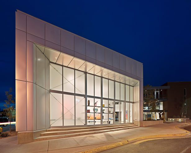 Glass gallery from exterior. Image: Robert Reck