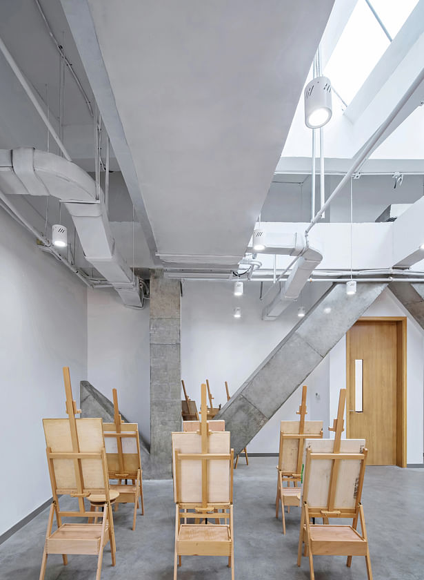 The bridge's truss structure partially occupies the corner of the art classroom. (photo by Yilong Zhao)