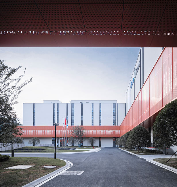 vibrant orange connecting corridors ©YAO Li