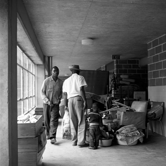 Hellmuth, Yamasaki + Leinweber, the Wendell O. Pruitt Homes and William Igoe Apartments complex, St. Louis, 1951–55. Move-in day, 1954. Photographs by Arthur Witman. Arthur Witman Photograph Collection, State Historical Society of Missouri.