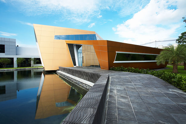 The entrance connects from the large activity courtyard in front of and is narrowed. Along the reflecting pond before entering the building.