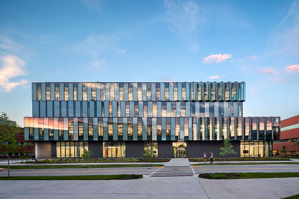 The Student Innovation Center serves as a hub and gateway for innovation on ISU’s campus. The Center’s design is a direct acknowledgment to the sophistication of the university’s contributions to technology and innovation, and the shining, high-performance envelope reflects the quality of collaborative connections made inside the building. | © Peter Aaron/OTTO