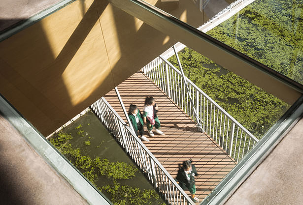 Overlooking the drawbridge and the river through the glass floor. (photo by Lian He)