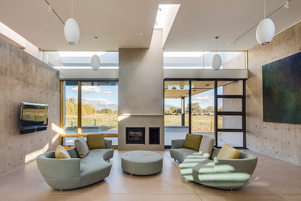 Living room, with Sandia Mountains beyond. Image: Robert Reck
