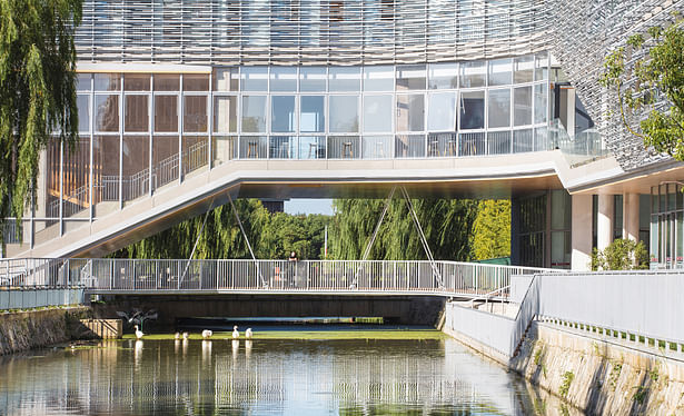 The structures become lighter towards the river. (photo by Lian He)