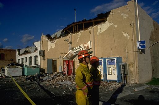 خسارت پس از زلزله 1994 نورتریج در شهرستان لس آنجلس.  تصویر از باب اپستاین/FEMA