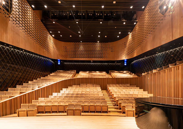 The 434-seat Recital Hall has the most intimate atmosphere of the four. With its asymmetrical composition and seating across two levels, it is designed for chamber music and recital performances. Image by Sytze Boonstra.