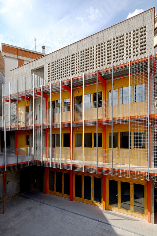 Facade of La Comunal, cooperative space, Barcelona. Image © Lacol