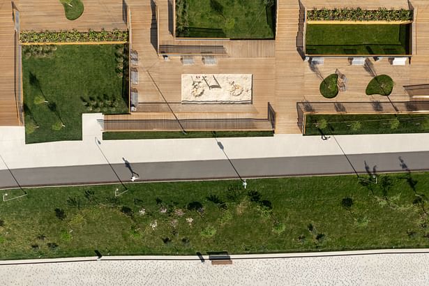 A birds’-eye view emphasizes the gentle outlines of the natural scenery highlighted by landscaping solutions.