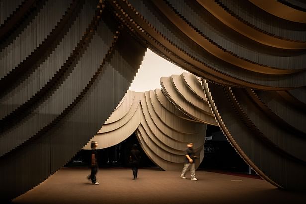 The champagne-clad aluminum surface reflected the traditional tile in the Thai temple ©DOF SkyGround