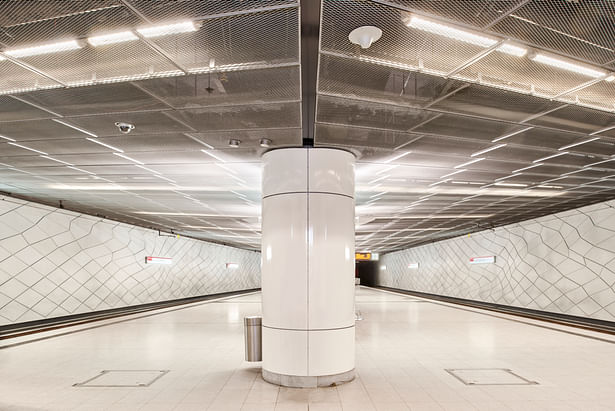 Track level Heinrich-Heine-Allee Metro Station