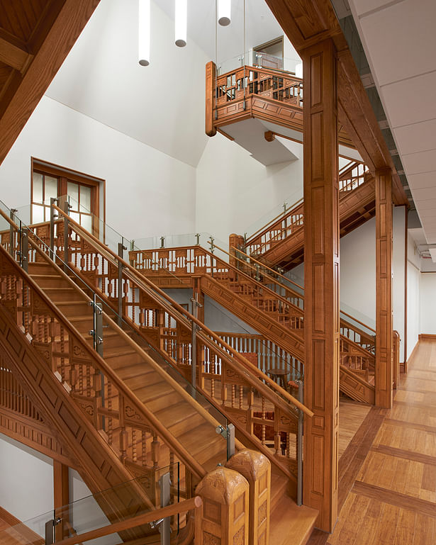 Meticulous restoration and recreation of original, historic grand stairway Photography: Scott D McDonald, Gray City Studios