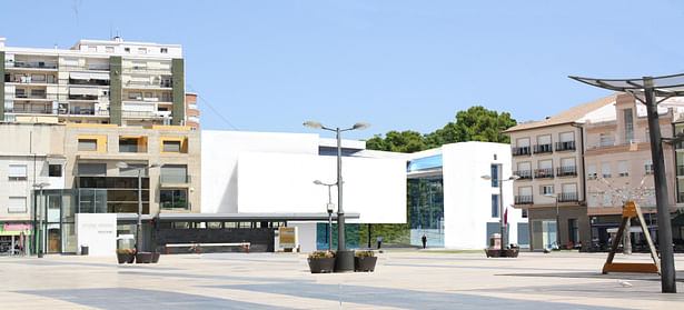 Conservatorio y centro de ocio, visto desde la plaza.