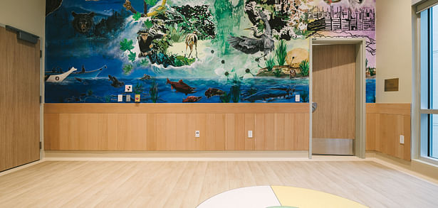 A large mural inside the Hummingbird Room was painted by an Indigenous artist. It provides a sense of calm as patients practice smudging traditions are part of their healing process. (Courtesy Parkin Architects)