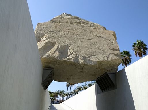 View of the Levitating mass rock formation installed at Los Angeles County Museum of Art. Image courtesy of Wikimedia user عمرو.