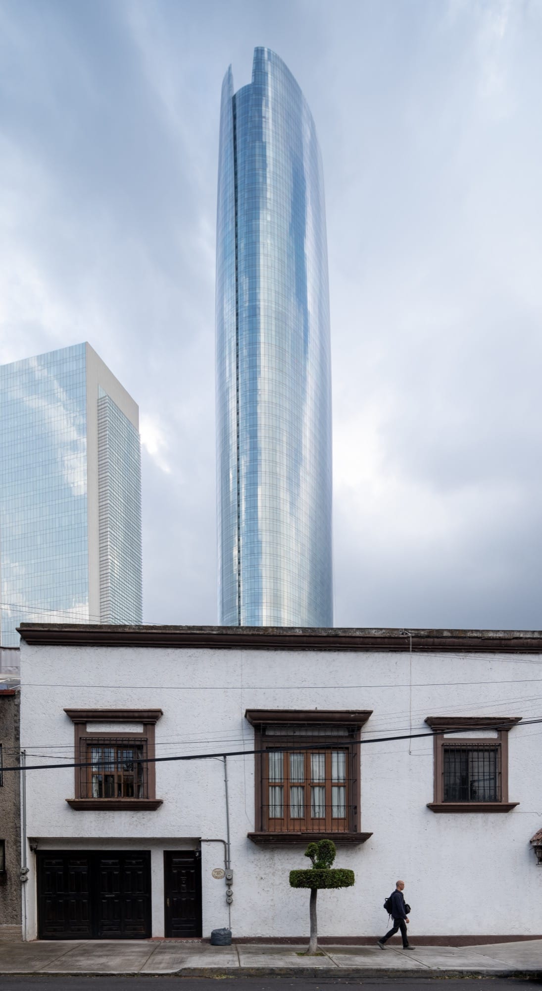 Pelli Clarke & Partners completes the tallest building in Mexico City
