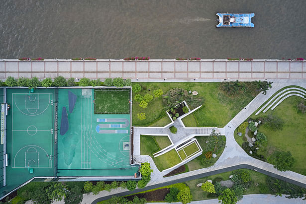 Overlooking“The Earth' from the sky, the project blends with the waterfront landscape and there are green plants everywhere. The “Cross Path” is open and quiet,it continues the original landscape trail. The nearby river is vast,the boats move slowly.
