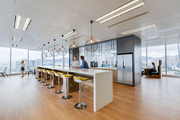 The shared pantry and townhall space is on the harbour-side zone as well, so that those who do not have dedicated seats can come in and enjoy the view on their lunch hour or coffee breaks - City Facilities Management in Hong Kong by Space Matrix