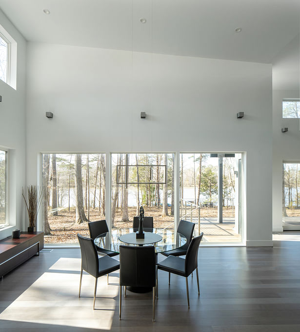The dining area. Expanses of glass bring the outdoors into the interior. 