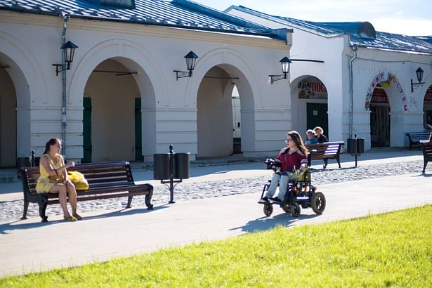  in order to accommodate people with restricted mobility and mothers with carriages, the square received several walkways made of contemporary paving stones, level with the original quarrystone. 