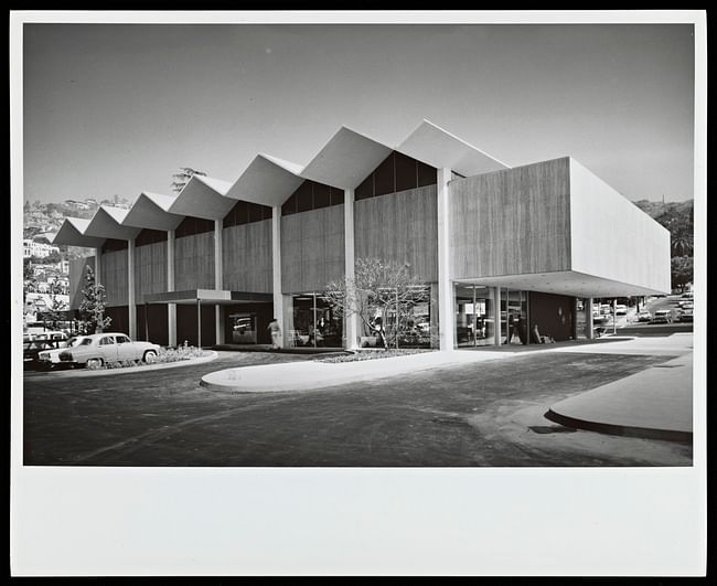 Lytton Savings. Photograph by Julius Shulman. © J. Paul Getty Trust. Getty Research Institute, Los Angeles.