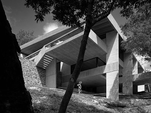 Harry and Penelope Seidler House from below with Penelope Seidler, Killara, Sydney, 1967 © Photographer: Max Dupain.