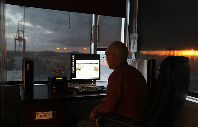  Twiggy Richardson, 68, electronically tracks the movement of containers from storage yard to straddle carrier to ship. Fred R. Conrad/The New York Time