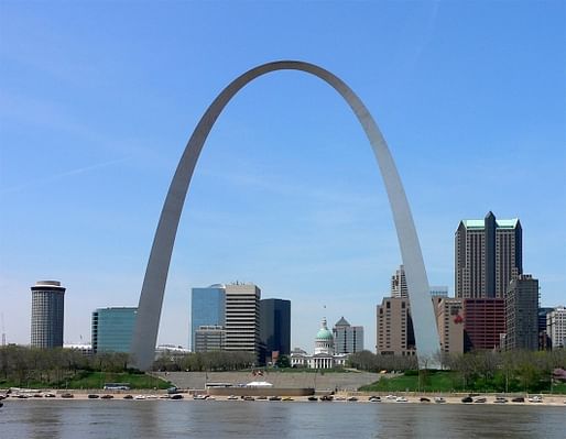 The Gateway Arch with downtown St. Louis in the back and the Mississippi river in the front.