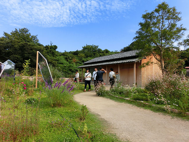 the garden in front of this house was beautully sparse. It is maintained by the residents of the island. Perhaps one of the few projects that invites community participation.